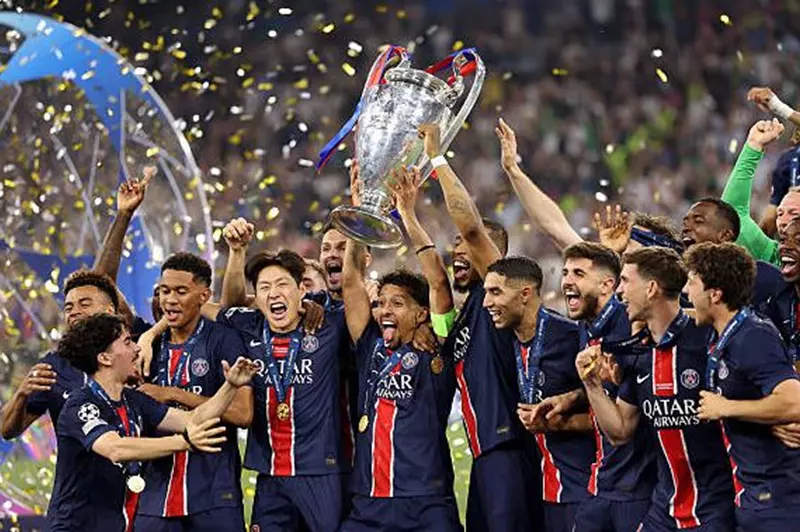 عنوان احترافي حصري: "الرئيس ماكرون يستضيف فريق باريس سان جيرمان في قصر الإليزيه: لقاء مميز في مونت كارلو"